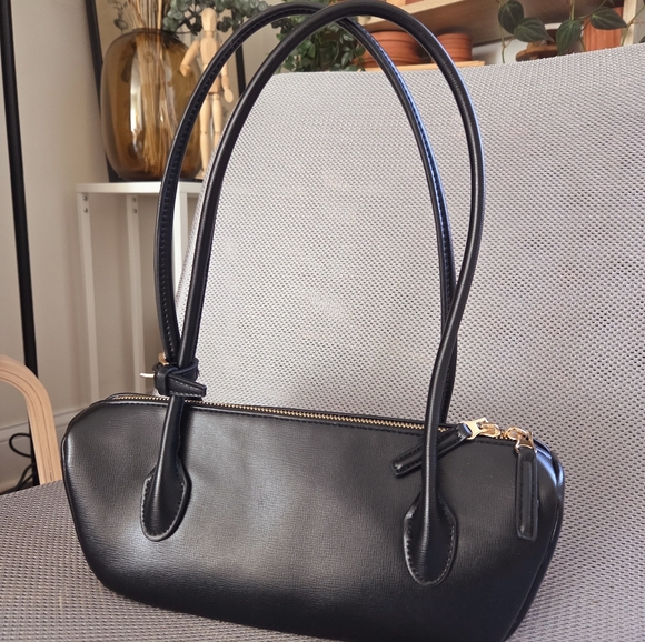 H&M Handbags - H&M Black Oblong Shoulder Bag